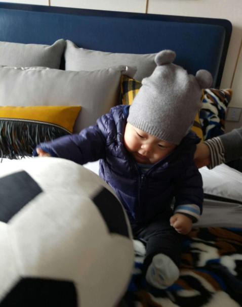 宝宝误吞502胶水,1岁宝宝把502胶水弄到嘴里