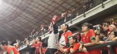 对越自卫反击战感动现场观众,震撼国足赢球五万人大合唱