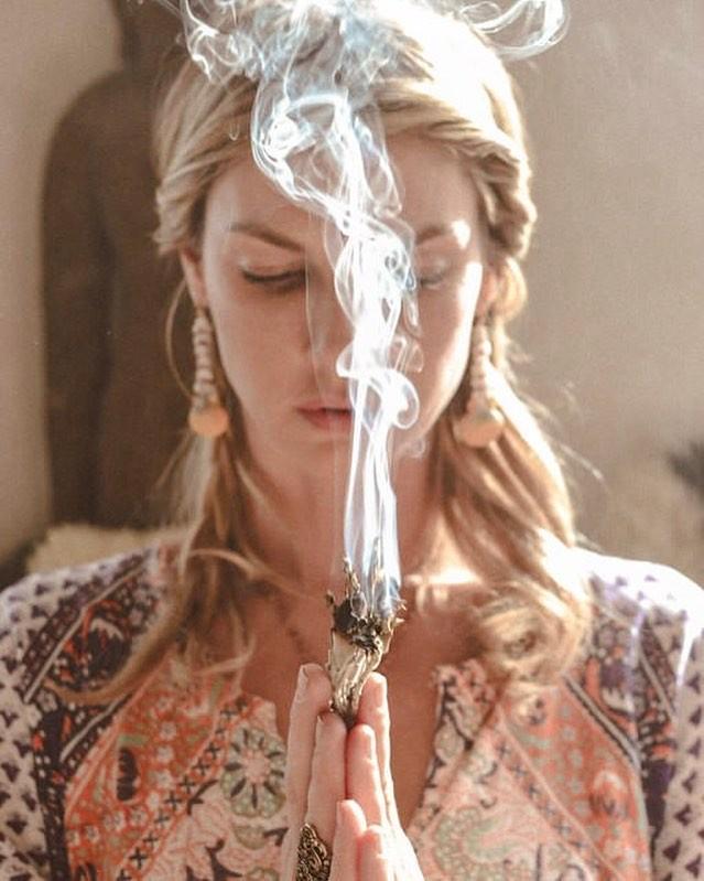 全球最撩超模！一双狐狸媚眼迷倒众生，爆红后却在乡下养鸡？