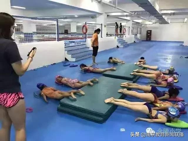 中国中小学应该普及游泳课,南京中小学游泳体育课程