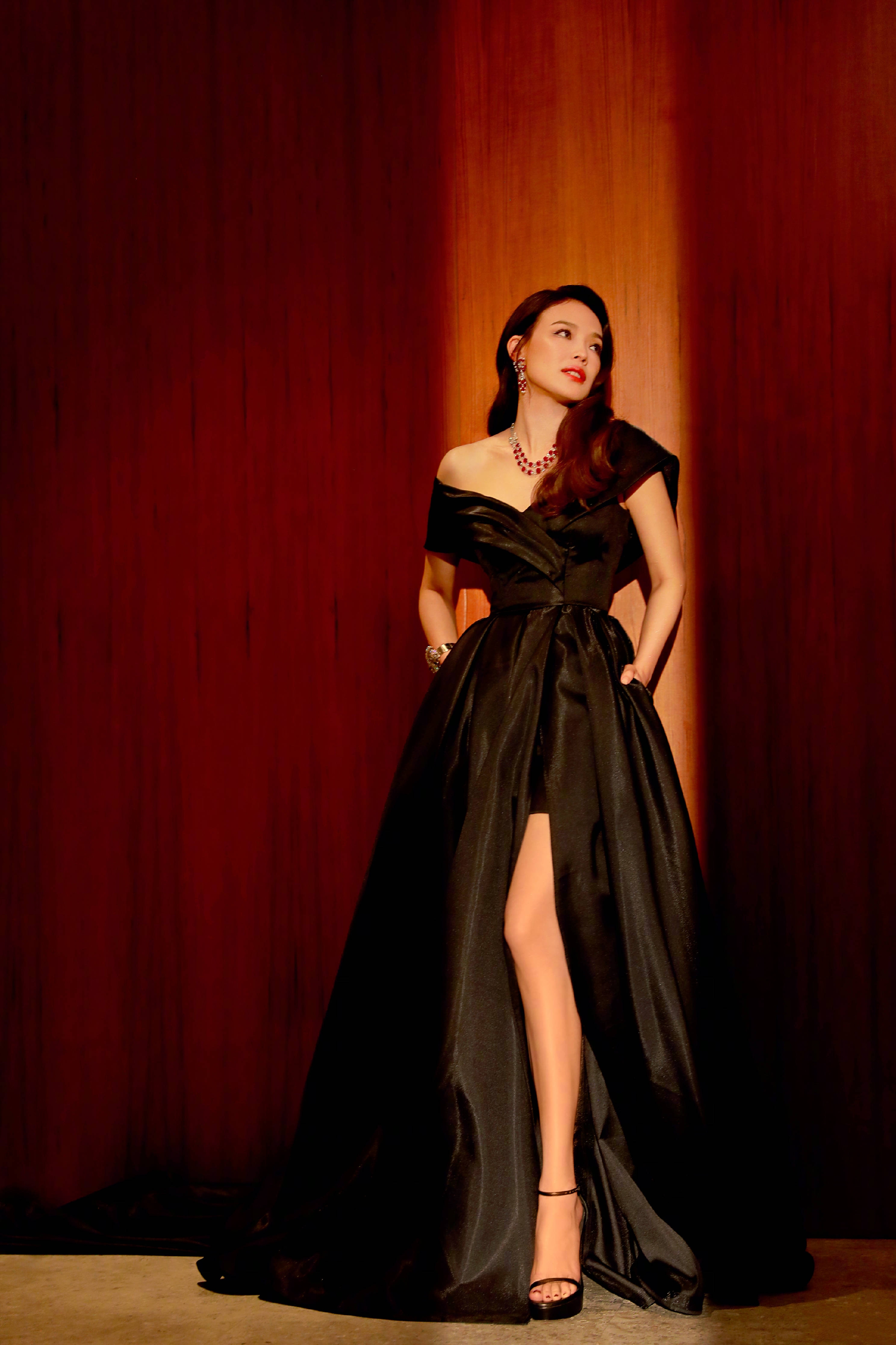 舒淇最新美照丝绒西装配红唇,舒淇穿红色西装干练酷飒