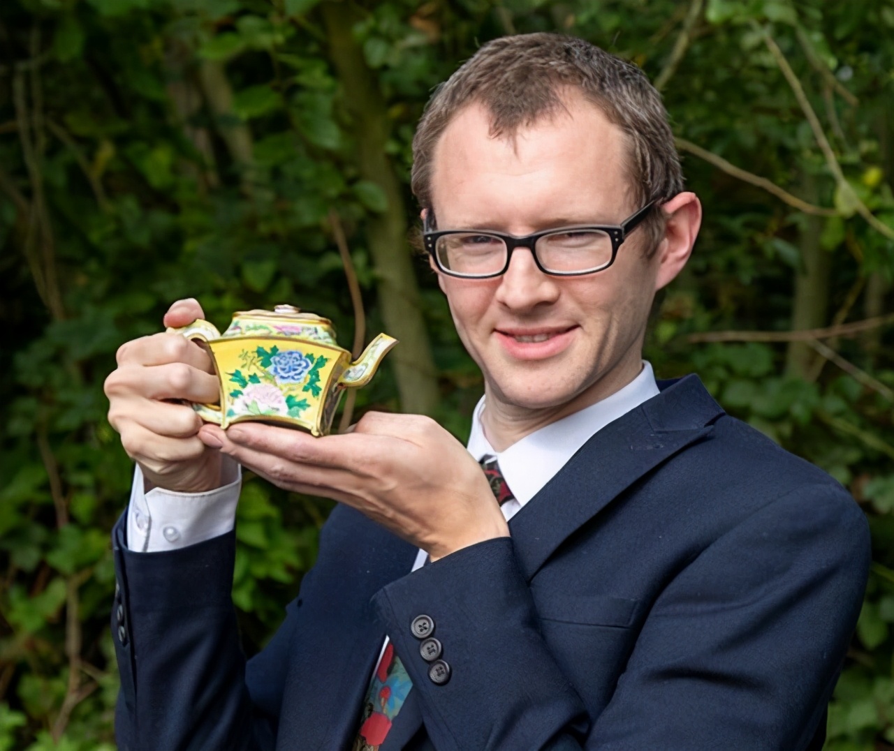 建筑工扫车库意外发现一只壶，拍出百万价格，网友却怒了