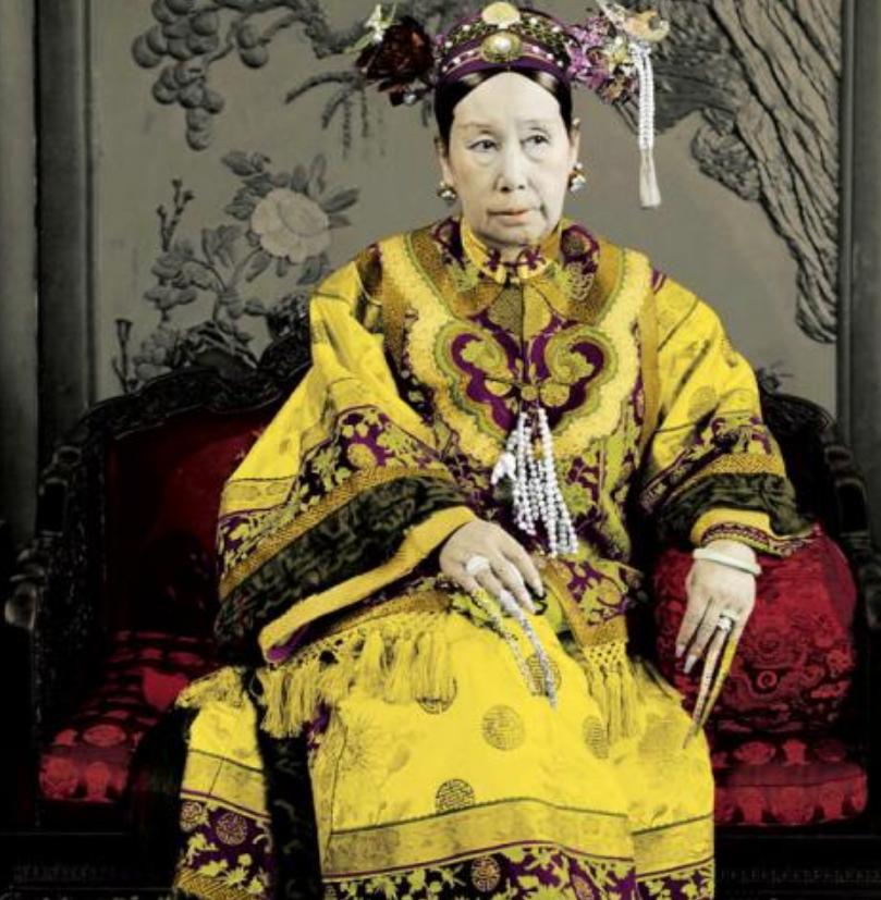 零五年拍卖会一件破袈裟流标，之后被人凑九万买下，如今值1.3亿