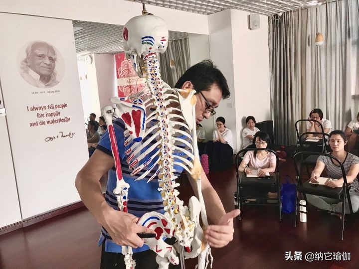 放弃稳定的工作当瑜伽教练值吗,月薪过万的人想转行做瑜伽教练