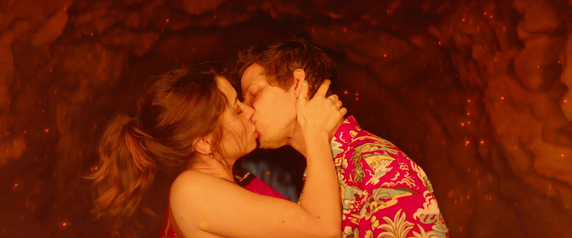 《棕榈泉》：看这对情侣在“一日循环”中作死，我也可耻地心动了