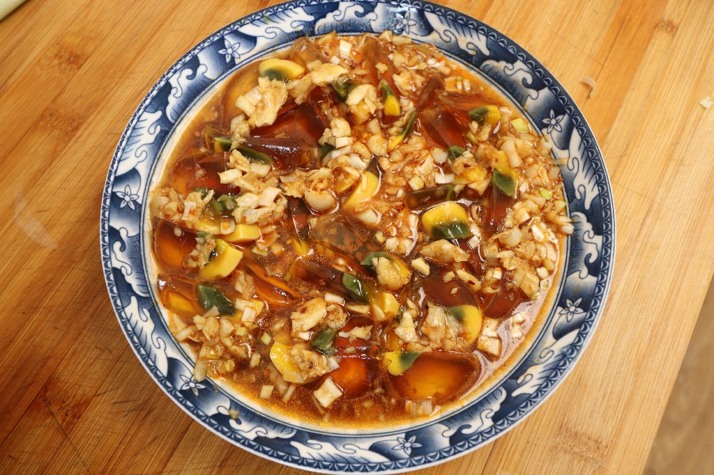 凉拌皮蛋松花变蛋家常做法,做皮蛋凉拌用什么醋