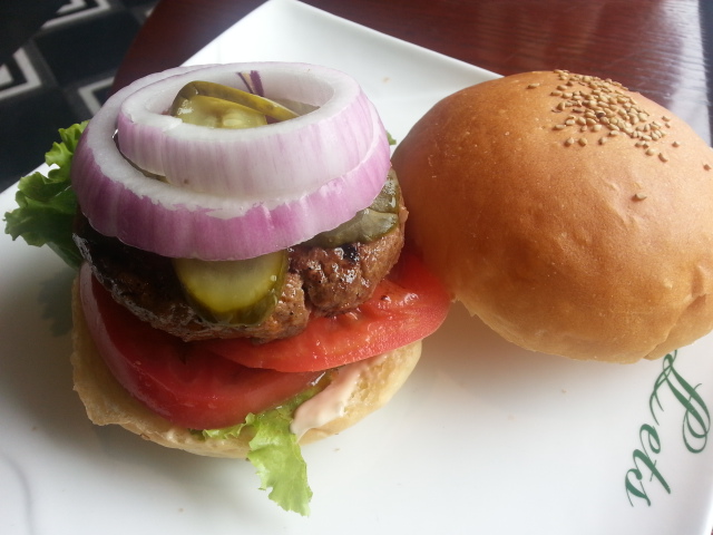 北京吃汉堡的必选之地，用料实在考究，肉片鲜嫩，酱料丰富