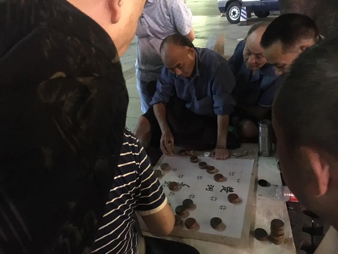 重庆两棋迷在38度高温天气下，坐在街头连续下棋一天一夜！