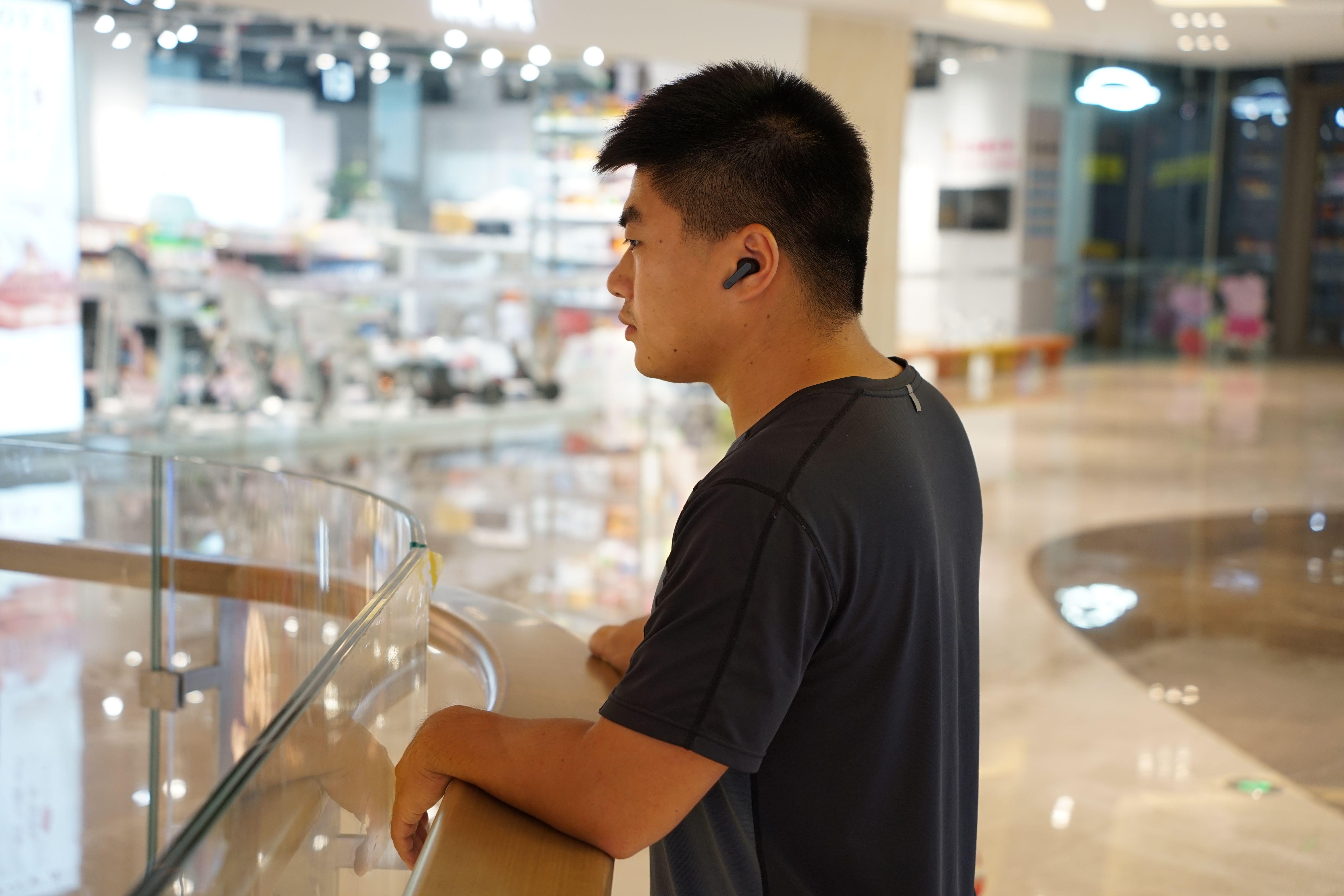 jbllive头戴式降噪耳机评测,jblw100tws无线耳机评测