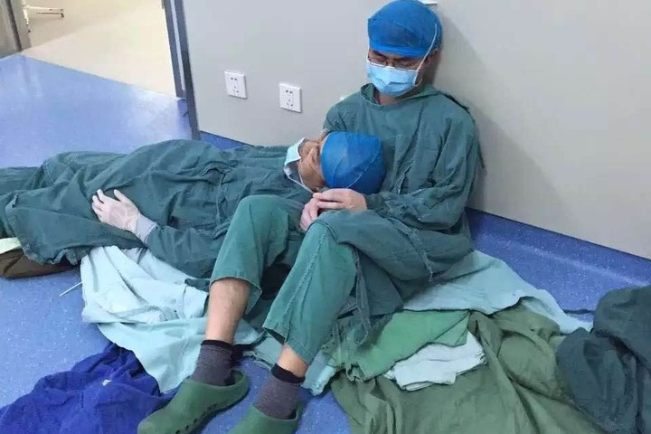 医院抢救病人没抢救过来要付钱吗,病人欠费医院有必要继续治疗吗