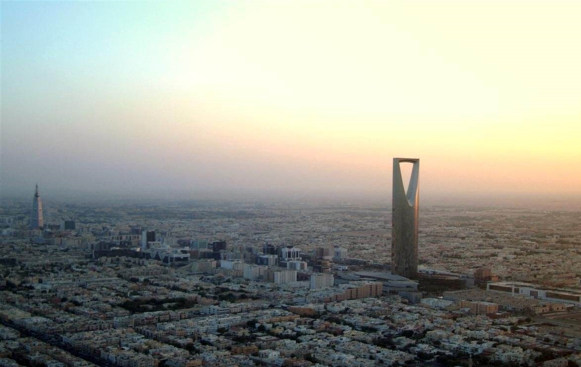 沙特阿拉伯水资源稀少原因,沙特阿拉伯属于沙漠还是沙地