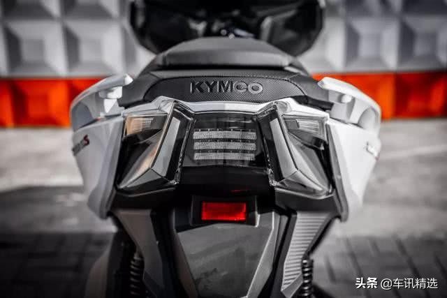 趴不动重机，换一台踏板如何？能压弯的XcitingS400，颜值还很高