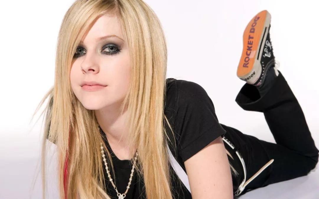 18岁红透全球却因患病失联，被揣测去世后涅槃重生，她叫艾薇儿