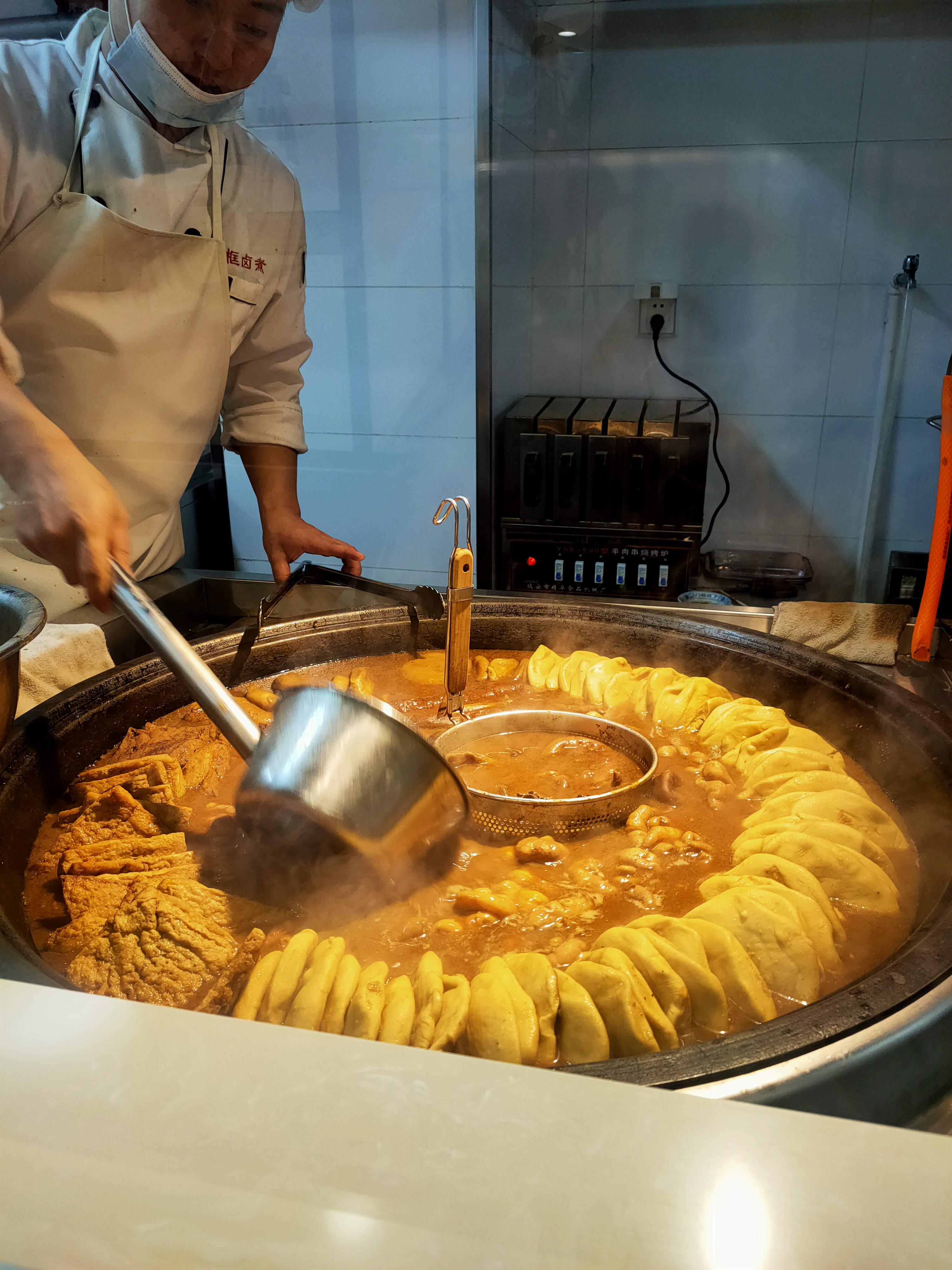 北京最火爆卤煮火烧,老北京卤煮火烧18元一大碗