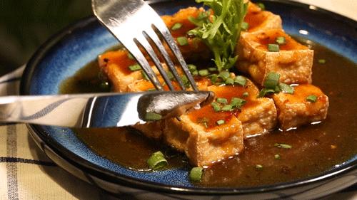 双色的双层小店，晚上有满天星星，呆足一天也不够