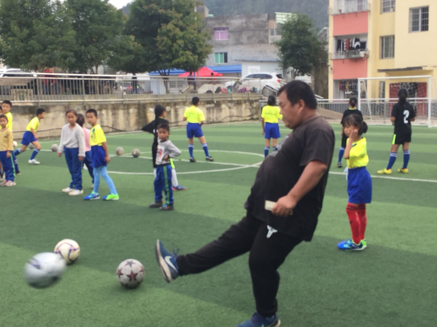 这支冠军足球队，教练教语文、数学、英语、音乐，还做饭，他带领毕节的孩子，踢足球踢出大山