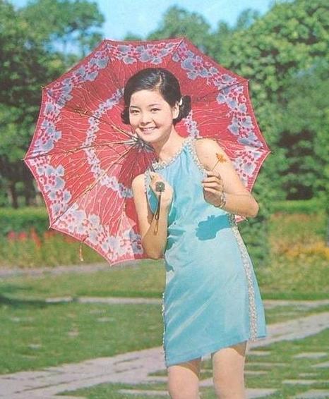 邓丽君一人一首成名,邓丽君年轻时唱歌