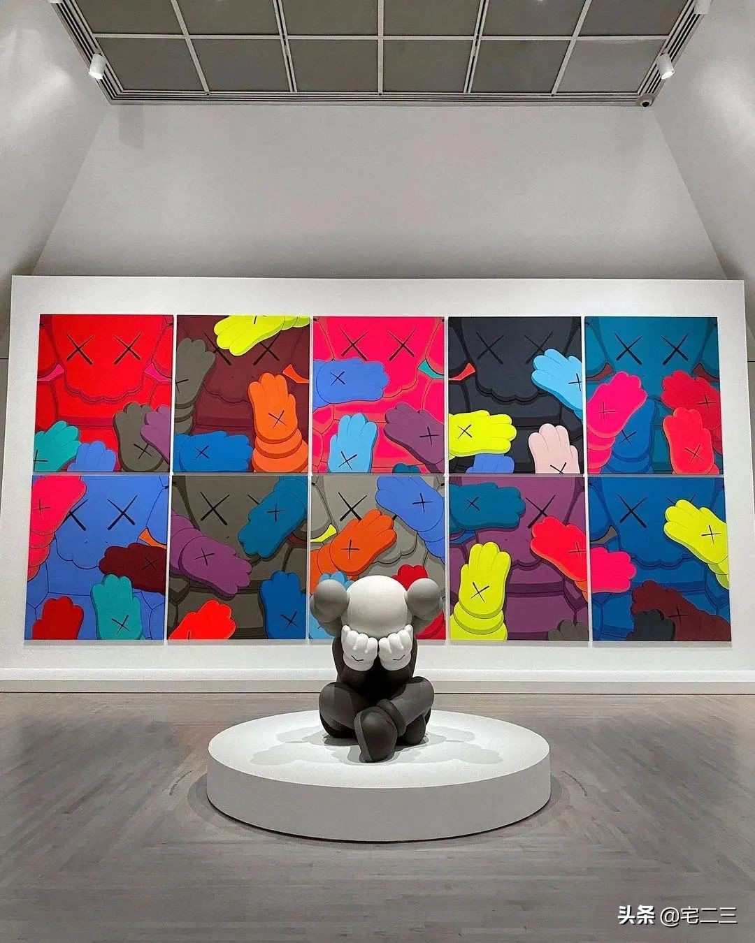 从KAWS、村上隆到草间弥生,为什么潮玩艺术也进军家居界了?