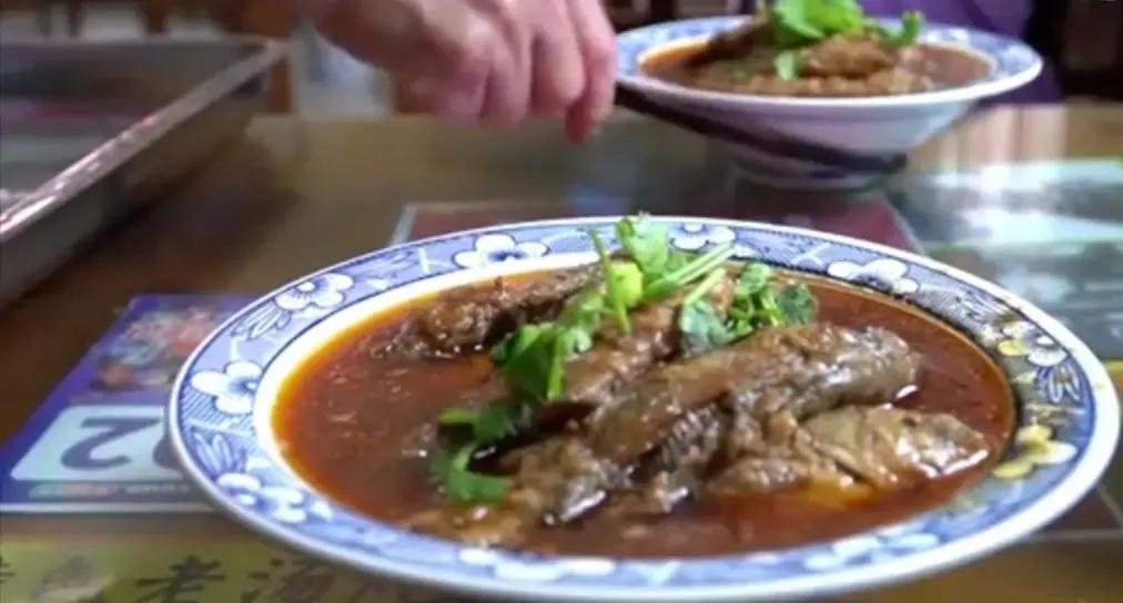 山东百年炖鱼店，鱼鳞鱼刺一起吃，一年用坏500个勺全市无人不晓