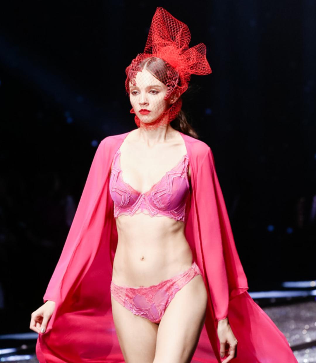 爱慕内衣代言人辛芷蕾,辛芷蕾爱步代言