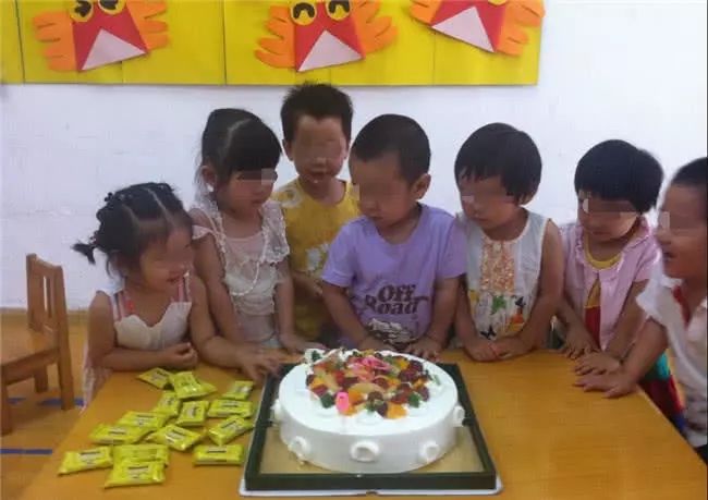 家长送蛋糕去幼儿园怎么样,给女儿买蛋糕去学校过生日