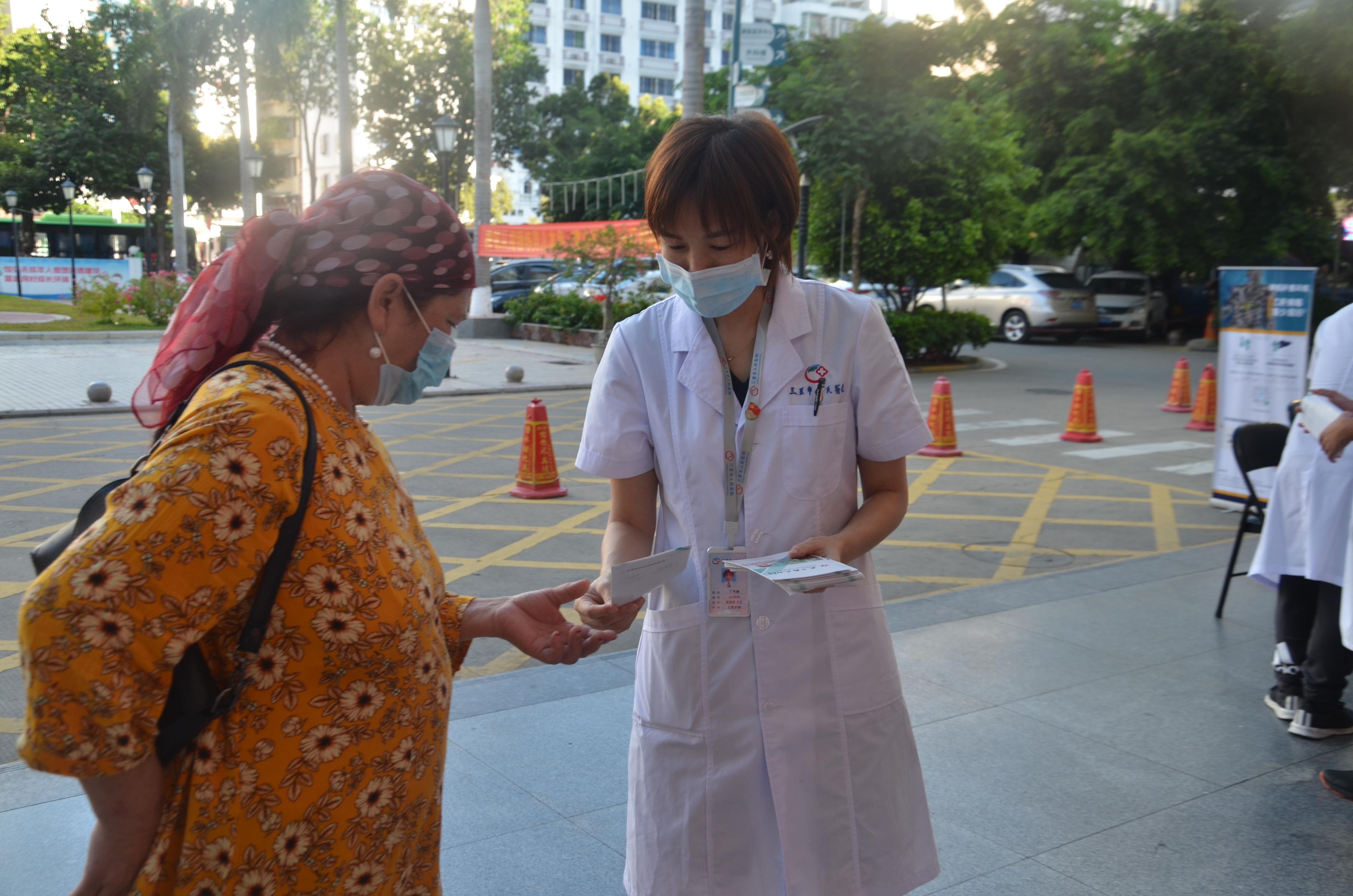 海南省人民医院义诊三八节,世界肝炎日开展健康知识宣传活动