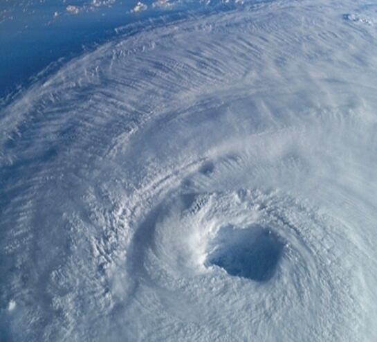 地球带着人类在宇宙中奔跑,地球带着人类在宇宙中飞奔