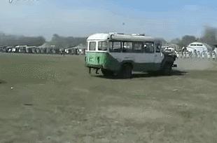 中国特警解救大巴车人质演练,中国特警仅用8秒解救客车人质