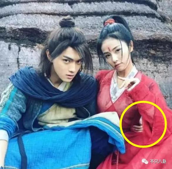 他俩到底分没分？甜蜜恋爱时怎么也没想到现在会撕成这样吧