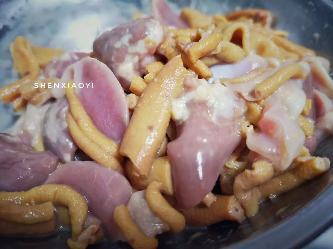 爆炒鸡杂到底要不要焯水,重庆鸡杂的家常做法爆炒泡椒鸡杂