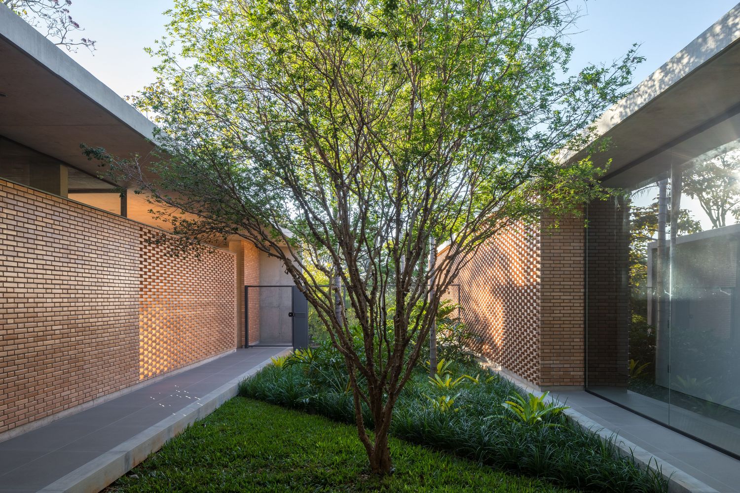 巴西利亚原始的清水混凝土与红砖打造的别墅