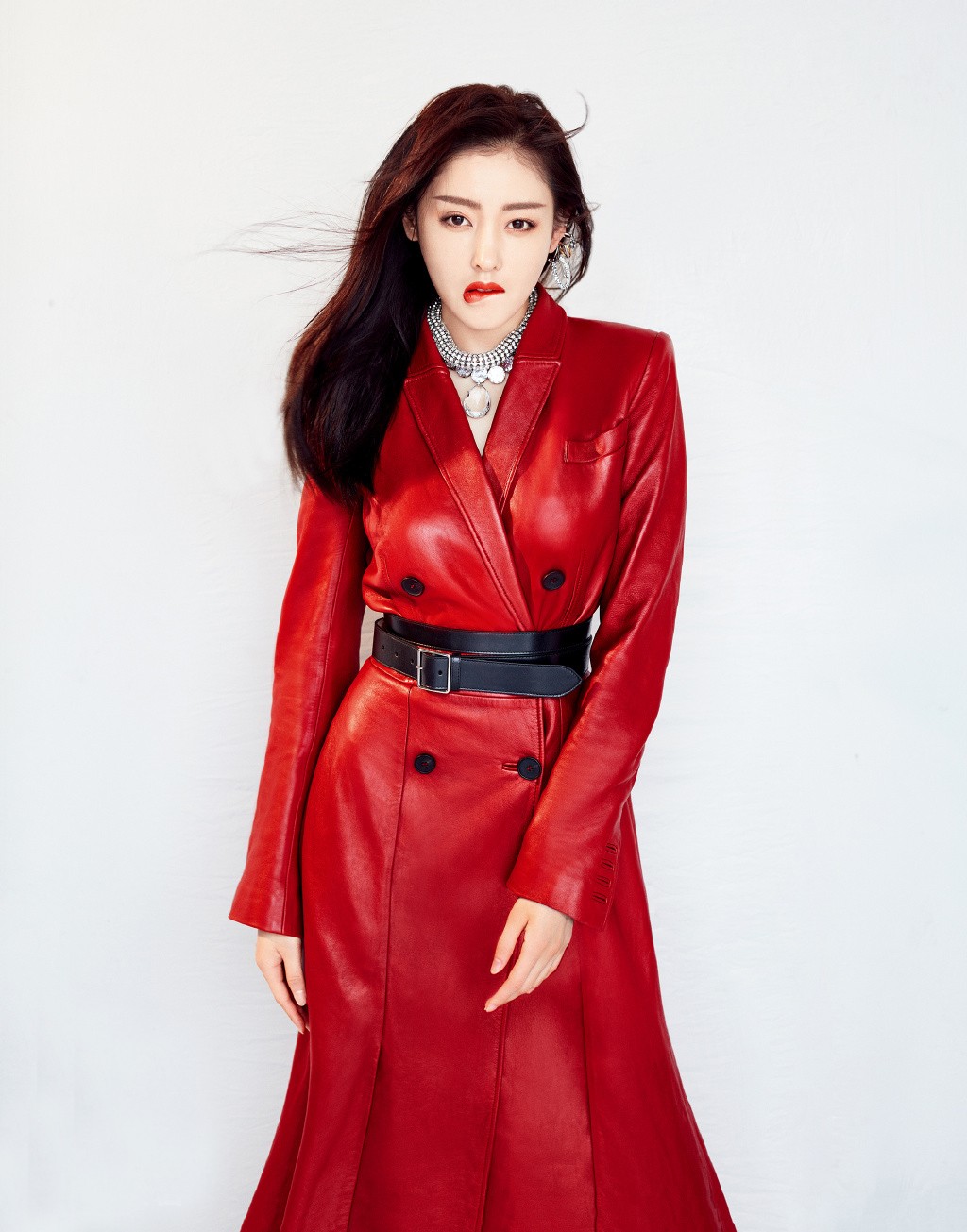 张天爱穿水钻格纹西装,张天爱黑色衬衫裙骑士靴酷飒率性