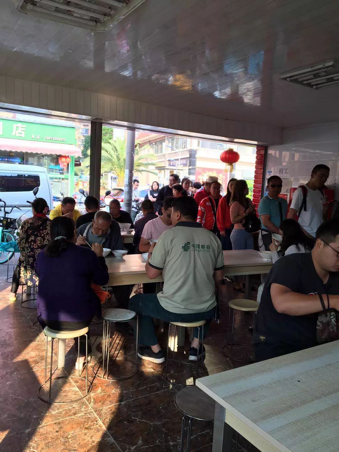 昆明330天都在排队的卤面馆，不收钱收饭票，只卖到下午2点