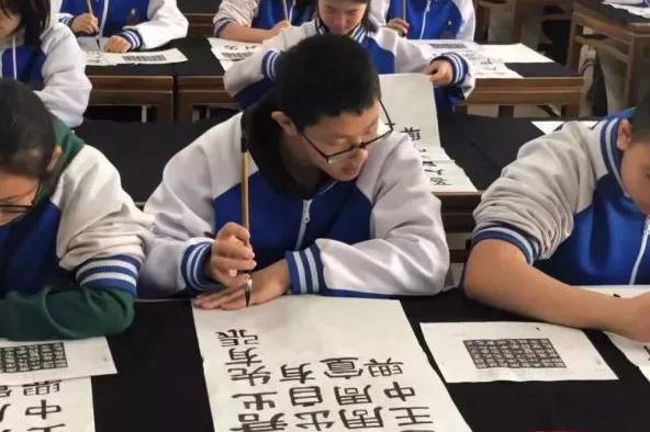 初中生“摩斯密码”字体走红，谜一样的笔画，老师看了想打人