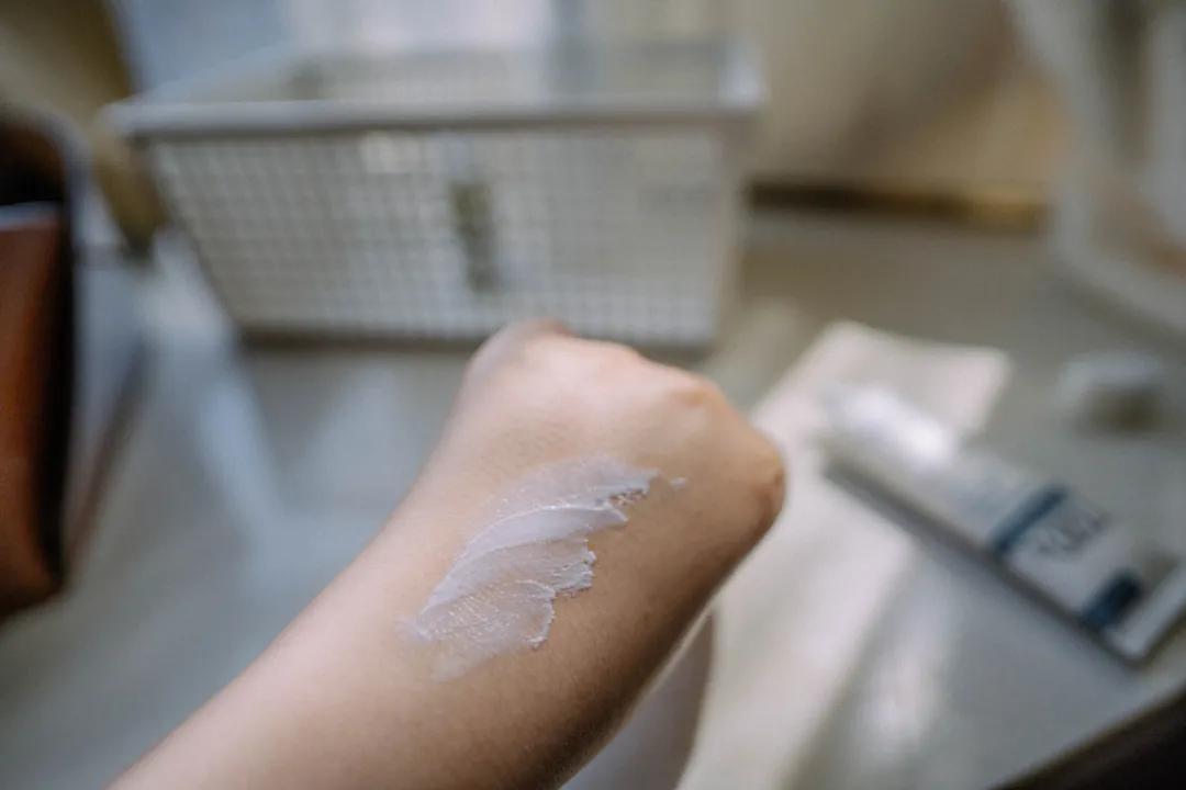 夏日的浪漫洗衣液香味持久留香,真丝护色洗衣液桑蚕丝专用