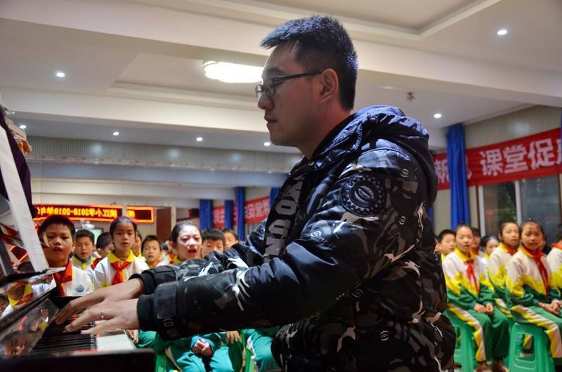 家长开放日家校携手共促成长,家校共育为孩子成长撑起一片蓝天