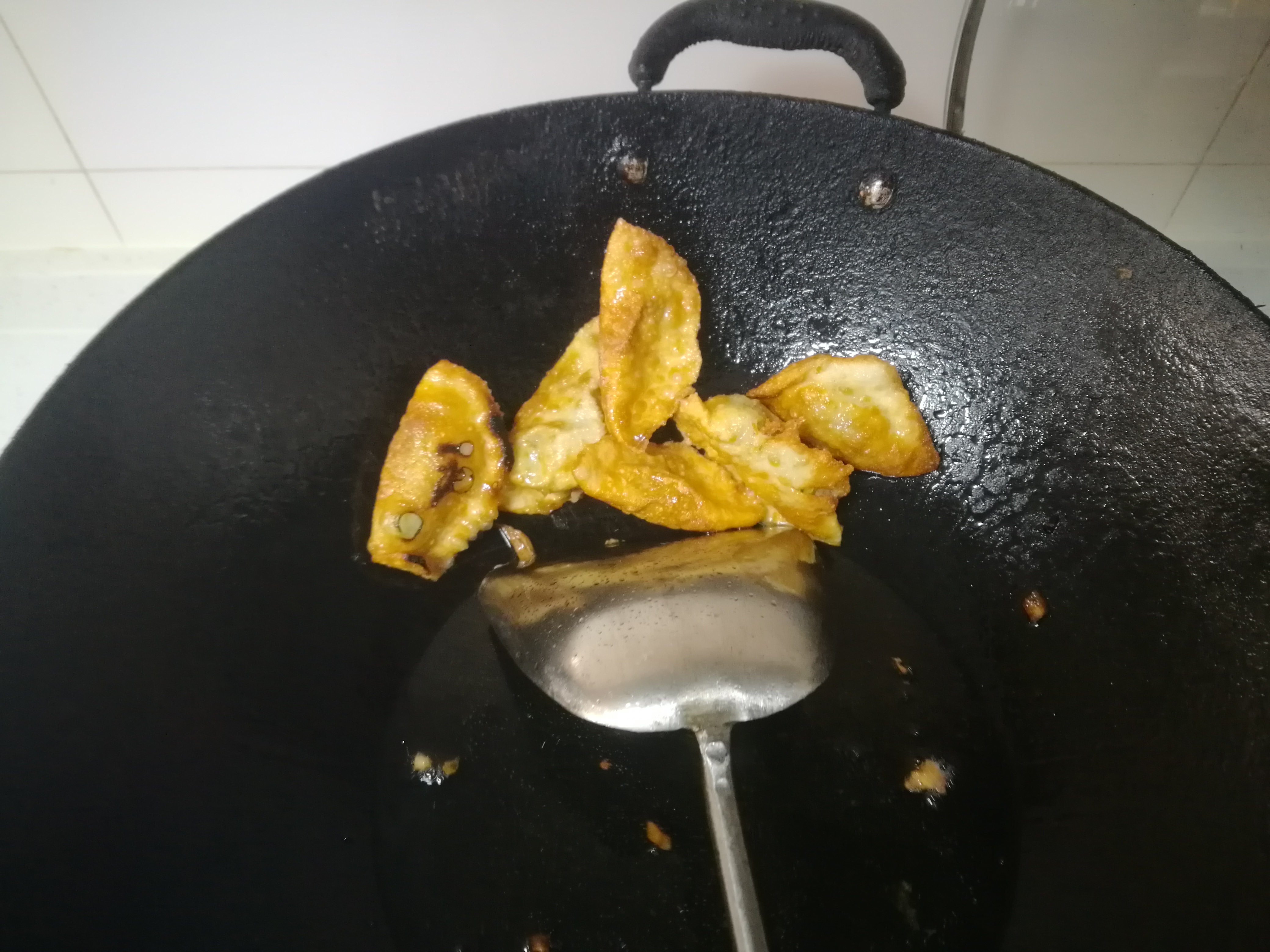 剩饺子怎么做成鸡蛋煎饺,饺子吃不完怎么办