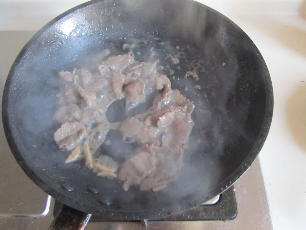 辣椒炒牛肉牛肉先焯水还是先切,青椒炒牛肉的家常做法要不要焯水