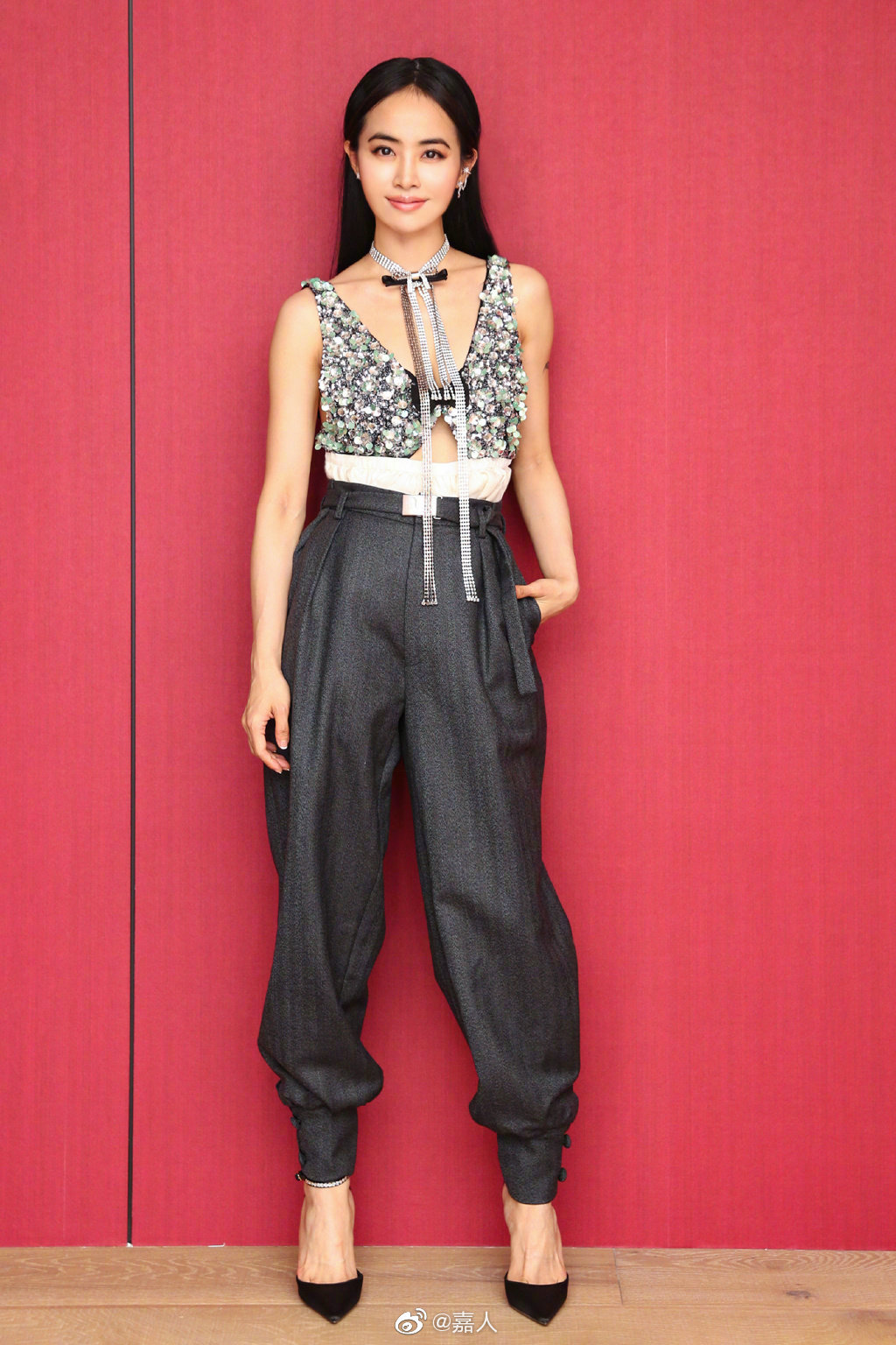 还在穿阔腿裤的你可能不知道，时髦精都悄悄穿起了束脚裤和背带裤