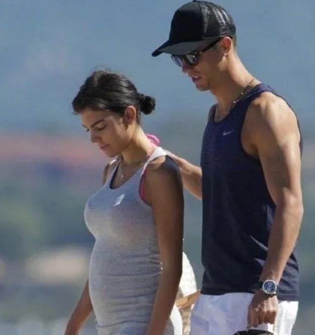 c罗带乔治娜戒指,c罗送乔治娜多少戒指