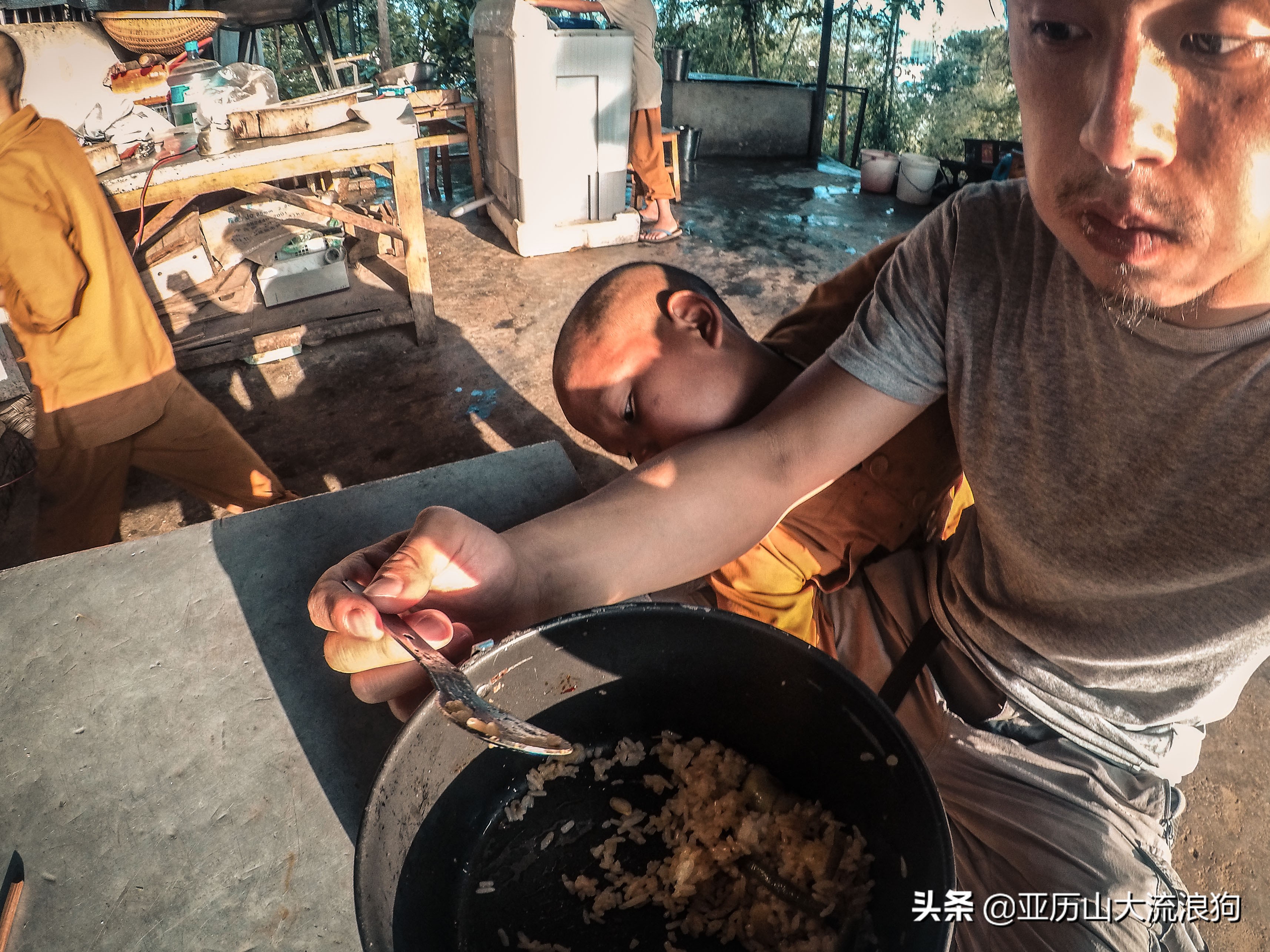 中缅边境的佛寺,旅途中遇到藏区僧人