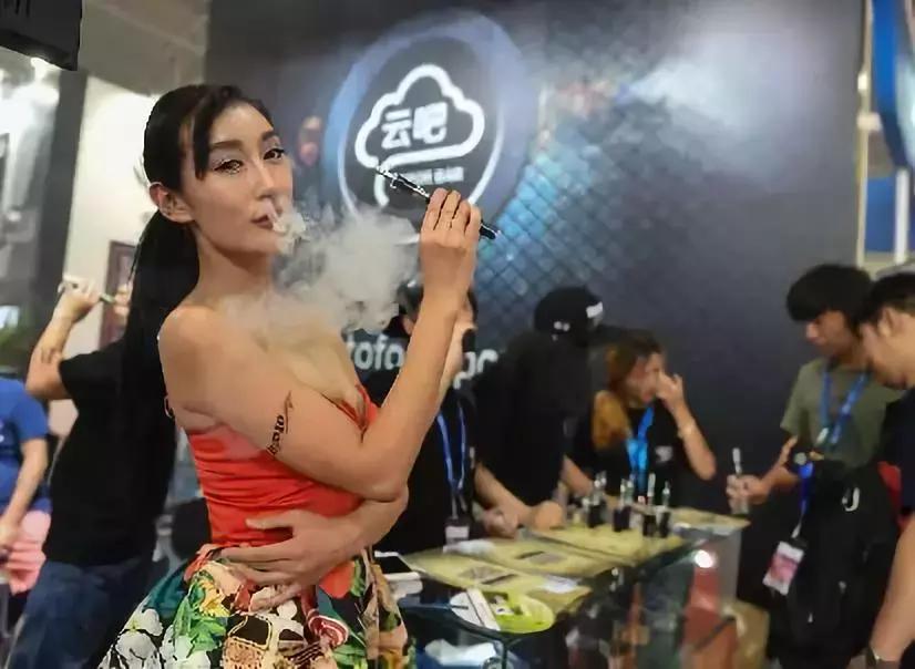 越来越多的人迷上了智能电脑,年轻人越来越爱抽烟