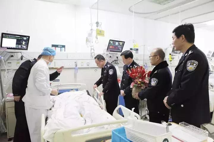 24岁辅警查酒驾被撞飞牺牲,24岁辅警夜查酒驾被撞身亡