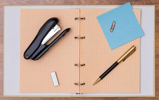 他只是把橡皮戴在了铅笔头上，一下就赚了230万美元（书评）