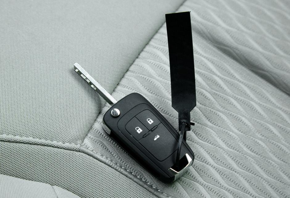 别克新英朗车钥匙电池更换,21款英朗钥匙怎么更换电池