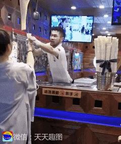 笑不停：老虎：你感动么？狗子：不敢动不敢动。