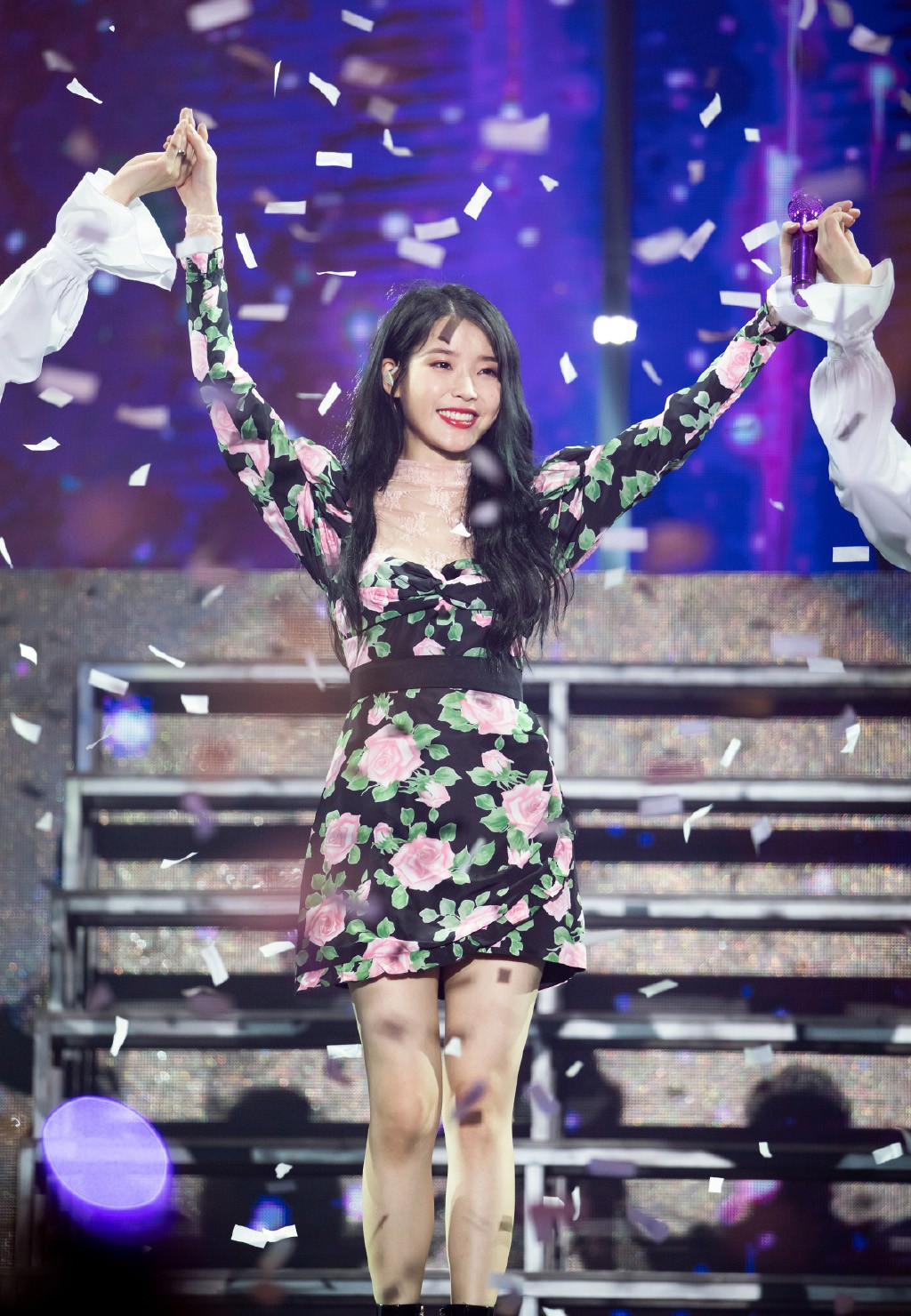 她是“韩国版”刘诗诗，今穿针织衫灯芯绒裙，27岁甜美似高中生