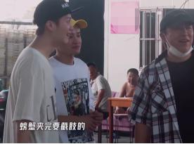 鹿晗邓超陈赫吃海鲜综艺,鹿晗手指被螃蟹夹