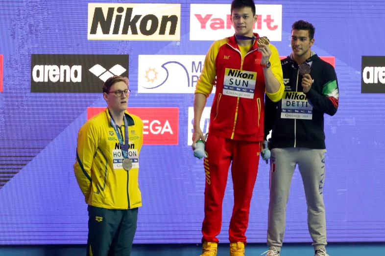 霍顿拒绝与孙杨合影，还鼓动季军也不要上领奖台