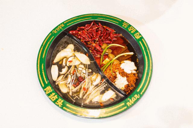 徐州闹市一角，还原了80年代的市井范儿！笸箩上菜，98元吃17样！